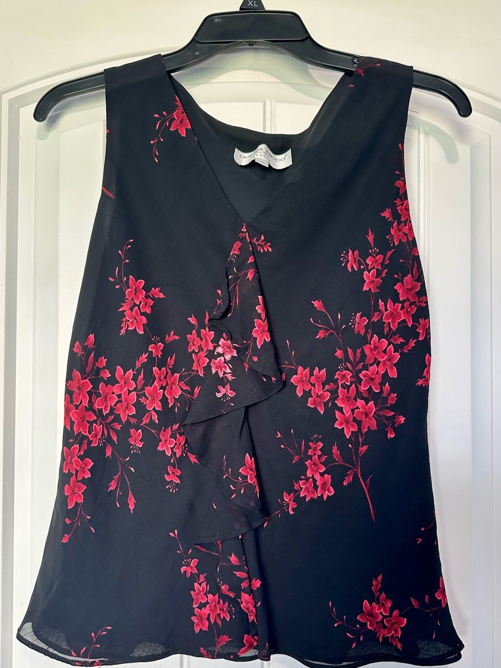 Donna Ricco Black With Red Flowers Ruffle Sleeveless Blouse